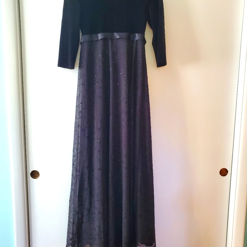 Formal night gown - Picture 2 of 8